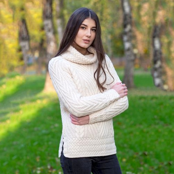 Cozy cream ribbed turtleneck sweater perfect for casual Christmas outfits