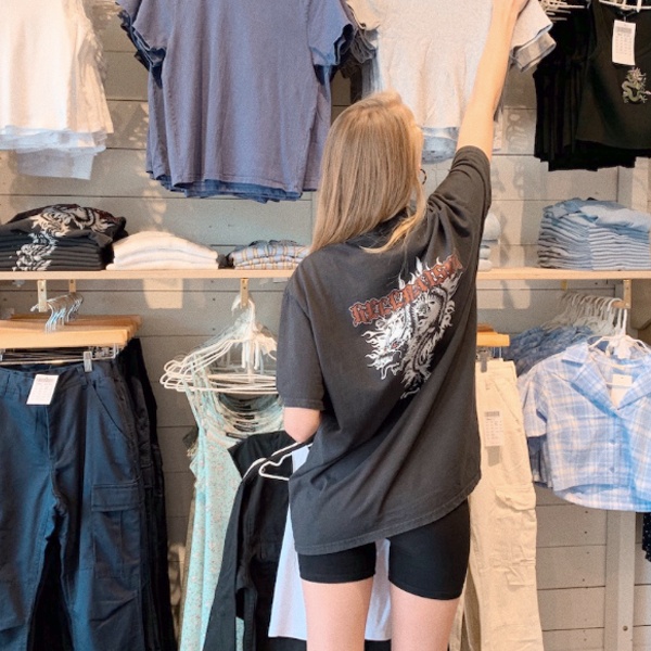 Brandy Melville toxic workplace culture showing discrimination, body image pressure and exploitative hiring practices Brandy Melville toxic workplace culture showing discrimination, body image pressure and exploitative hiring practices