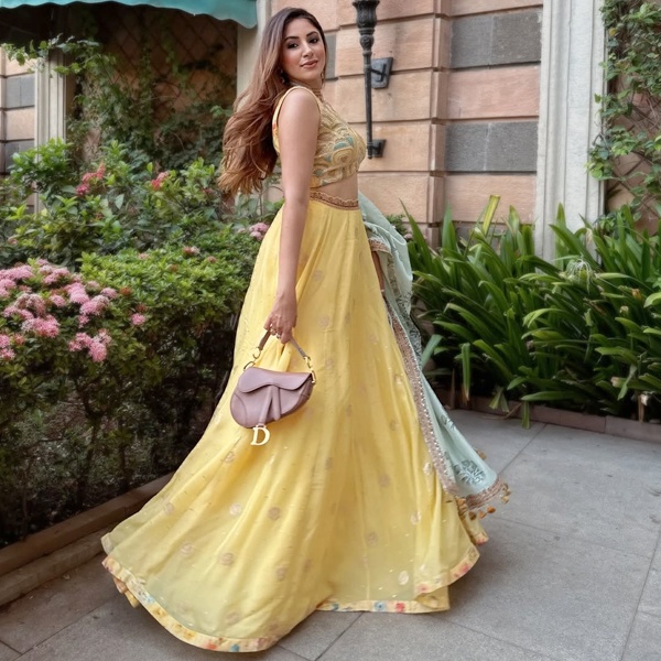 Social media platforms Instagram TikTok and digital influencers shaping modern fashion trends through viral content algorithms trickle-across model and online fashion communities replacing traditional runway marketing Social media platforms Instagram TikTok and digital influencers shaping modern fashion trends through viral content algorithms trickle-across model and online fashion communities replacing traditional runway marketing