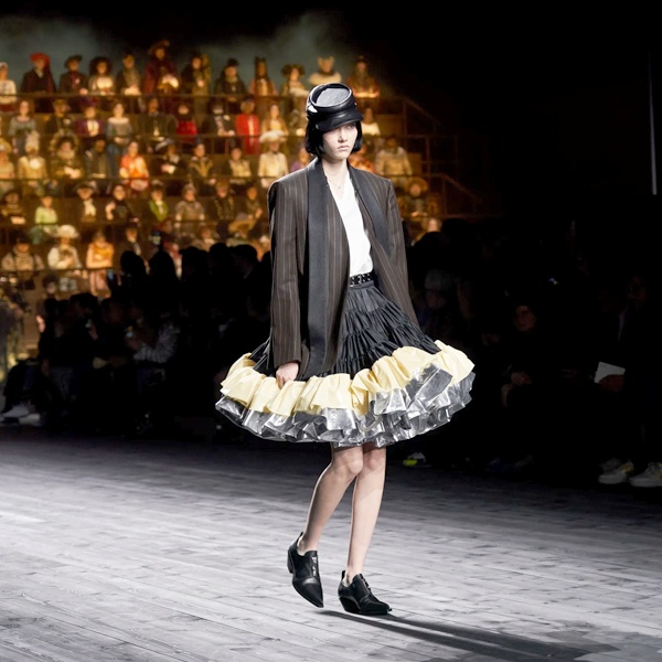 Virtual fashion shows and augmented reality AR-based try-on technology creating immersive online shopping experiences with 3D models allowing customers to visualize clothing before purchasing