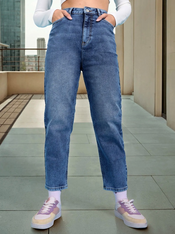 Mom jeans featuring high waist, relaxed hips and tapered legs in vintage style