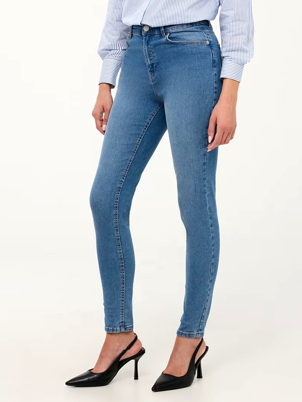 Skinny jeans with body-hugging fit from hip to ankle in stretch denim fabric