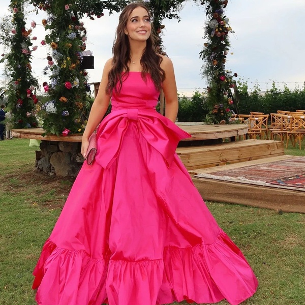 Pink sleeveless evening gown with structured cut in silk crepe for special occasions