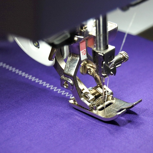 Visual guide for choosing presser foot based on stitch type and width including straight, zigzag and decorative stitches