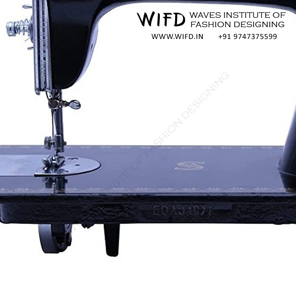 Flat bed section of sewing machine with shuttle and feed mechanism underneath