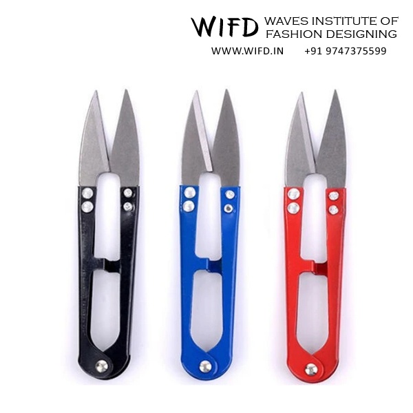 Thread cutter blade for cutting thread when finishing seams