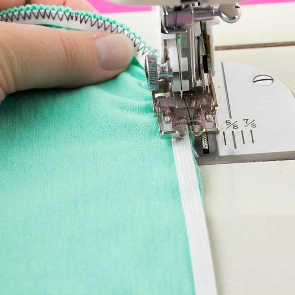 Stretch stitch mechanics with forward and backward feed movements for elastic seams on knit fabrics Stretch stitch mechanics with forward and backward feed movements for elastic seams on knit fabrics