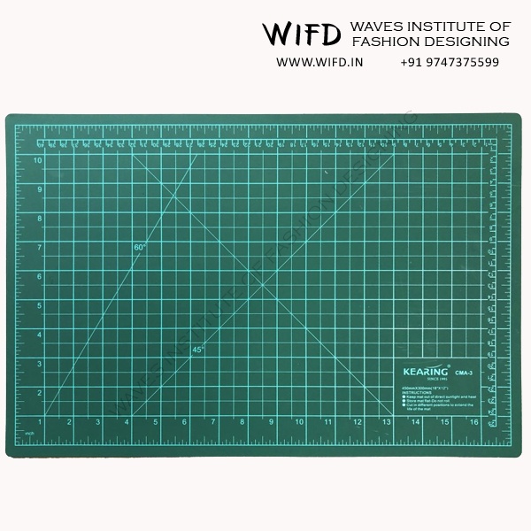 Self-healing cutting mat with measurement grid for protecting surfaces during rotary cutting and fabric work