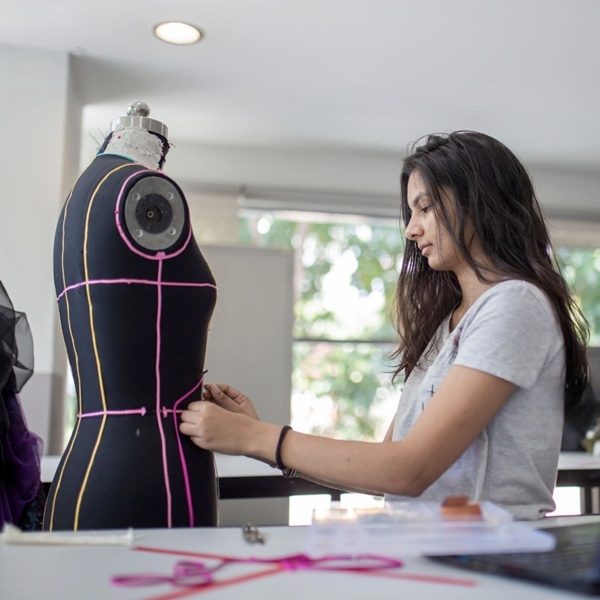 Fashion industry growth statistics and career opportunities in India showing 1.5 lakh crore market size