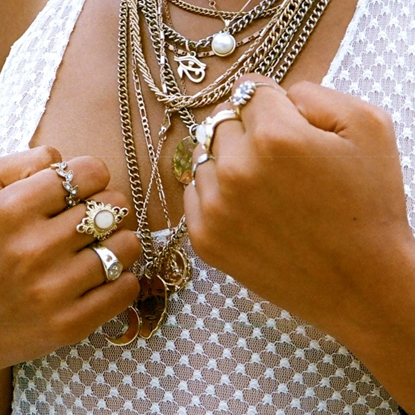 Minimal accessorizing tips for Valentine's Day outfits avoiding over-styling mistakes