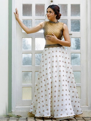 Golden Glam with a Traditional Touch Golden Glam with a Traditional Touch